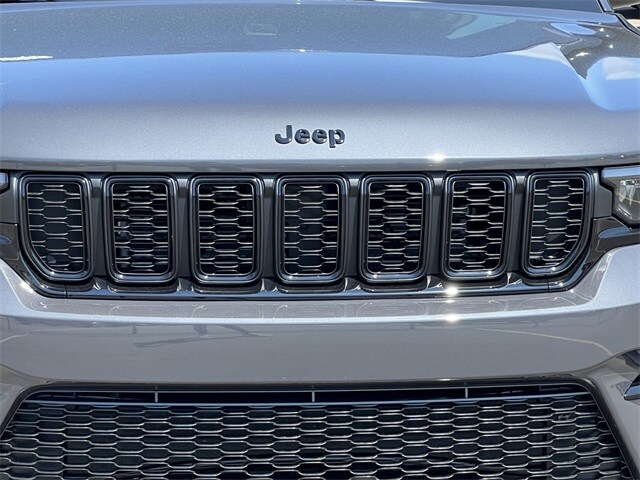 2025 Jeep Grand Cherokee Limited photo 2