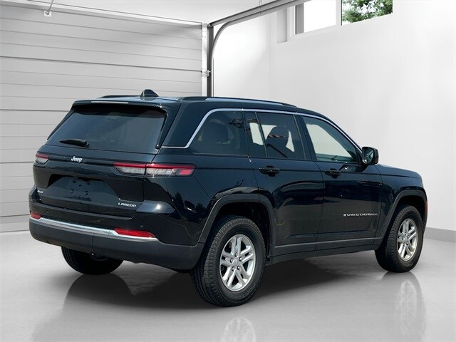 2023 Jeep Grand Cherokee Laredo photo 4