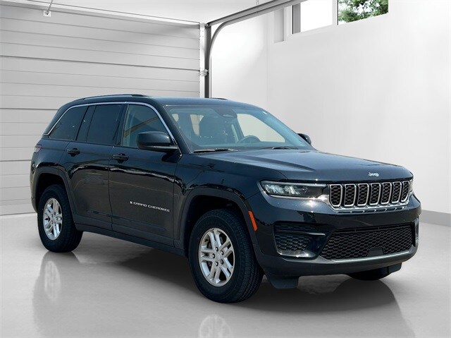 2023 Jeep Grand Cherokee Laredo photo 3