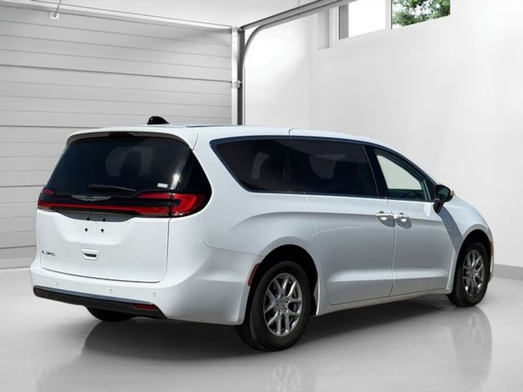 Used 2023 Chrysler Pacifica Touring L Minivan/Van