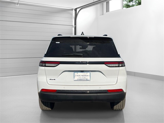 2025 Jeep Grand Cherokee Altitude photo 3