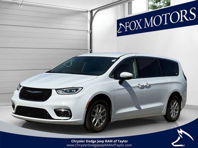 2023 Chrysler Pacifica Touring L's photo