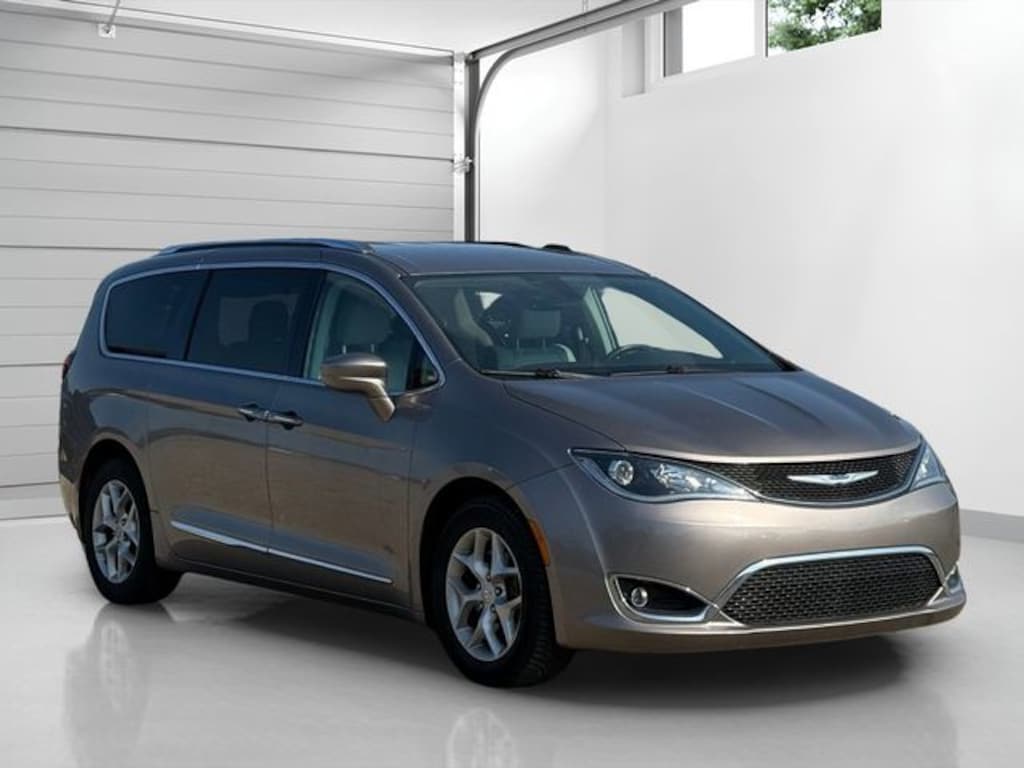 Used 2018 Chrysler Pacifica Touring L Plus Minivan/Van