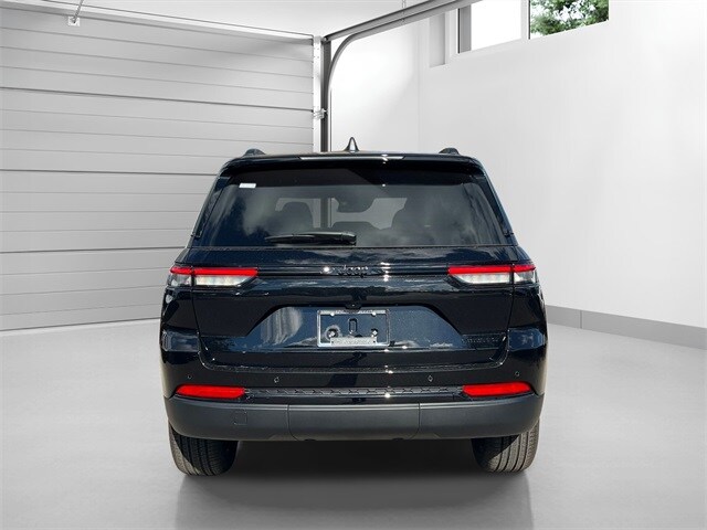 2025 Jeep Grand Cherokee Limited photo 3