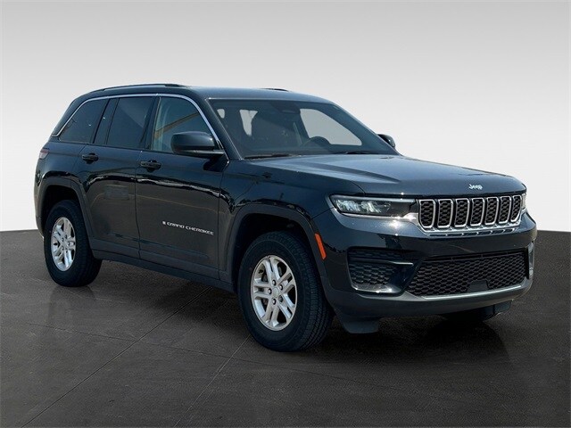 2023 Jeep Grand Cherokee Laredo photo 3