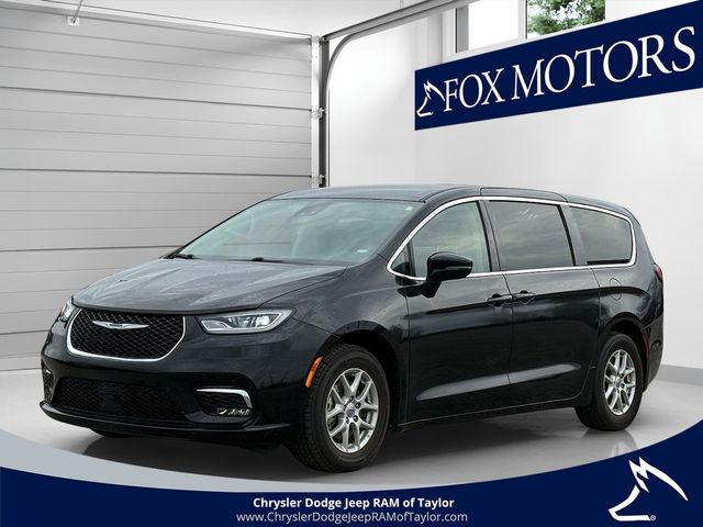 2024 Chrysler Pacifica Touring L's photo