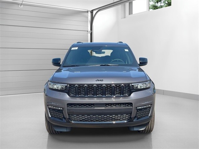 2025 Jeep Grand Cherokee Limited photo 2