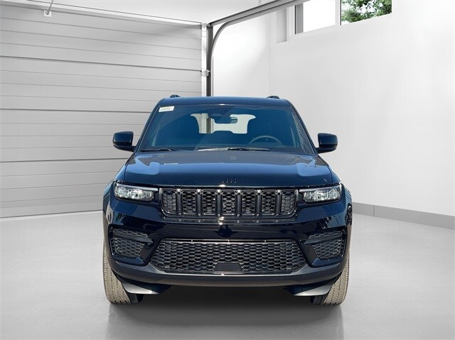 2025 Jeep Grand Cherokee Altitude photo 2