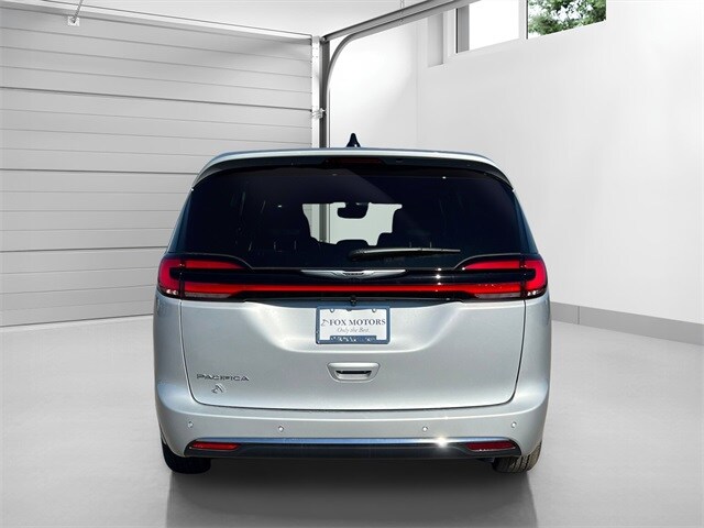 2026 Chrysler Pacifica photo 3