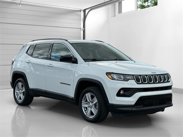 2022 Jeep Compass Latitude photo 3