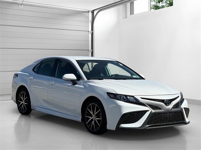 2022 Toyota Camry SE photo 3