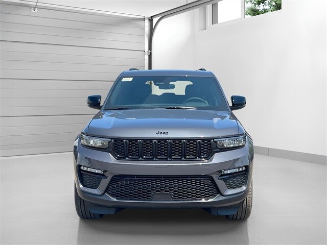 2025 Jeep Grand Cherokee Limited photo 2