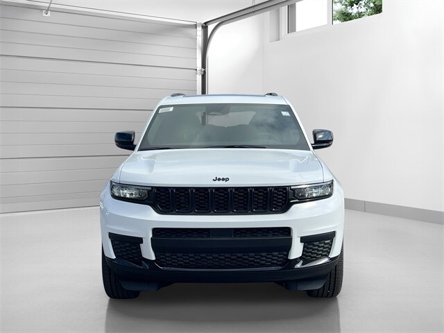 2025 Jeep Grand Cherokee Altitude photo 2