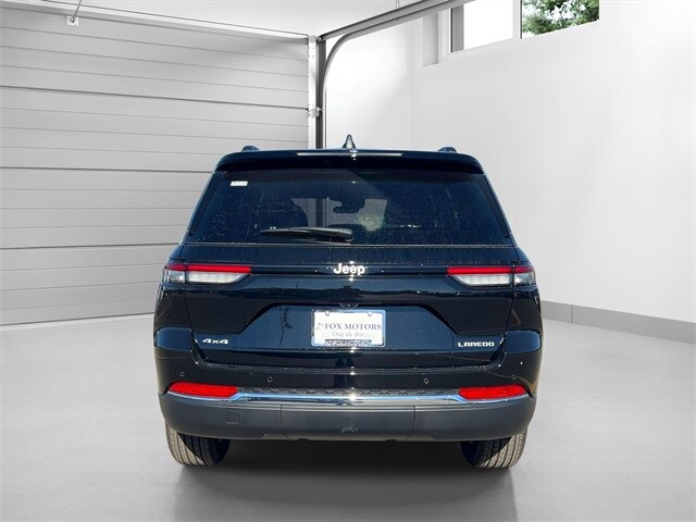 2025 Jeep Grand Cherokee Laredo photo 3
