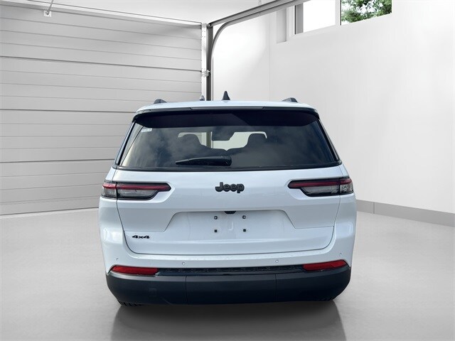 2025 Jeep Grand Cherokee Altitude photo 3