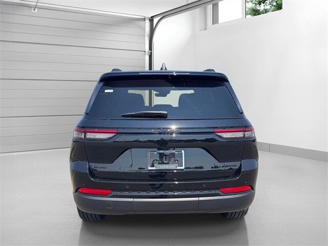 2025 Jeep Grand Cherokee Limited photo 3