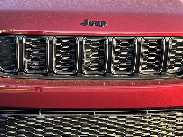 2025 Jeep Grand Cherokee Altitude photo 3