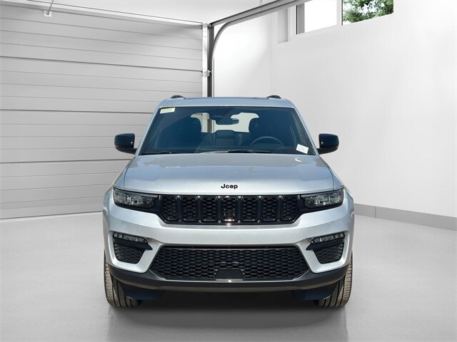 2025 Jeep Grand Cherokee Limited photo 3