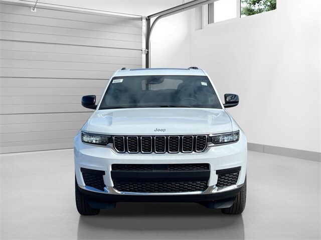 2025 Jeep Grand Cherokee Laredo photo 2