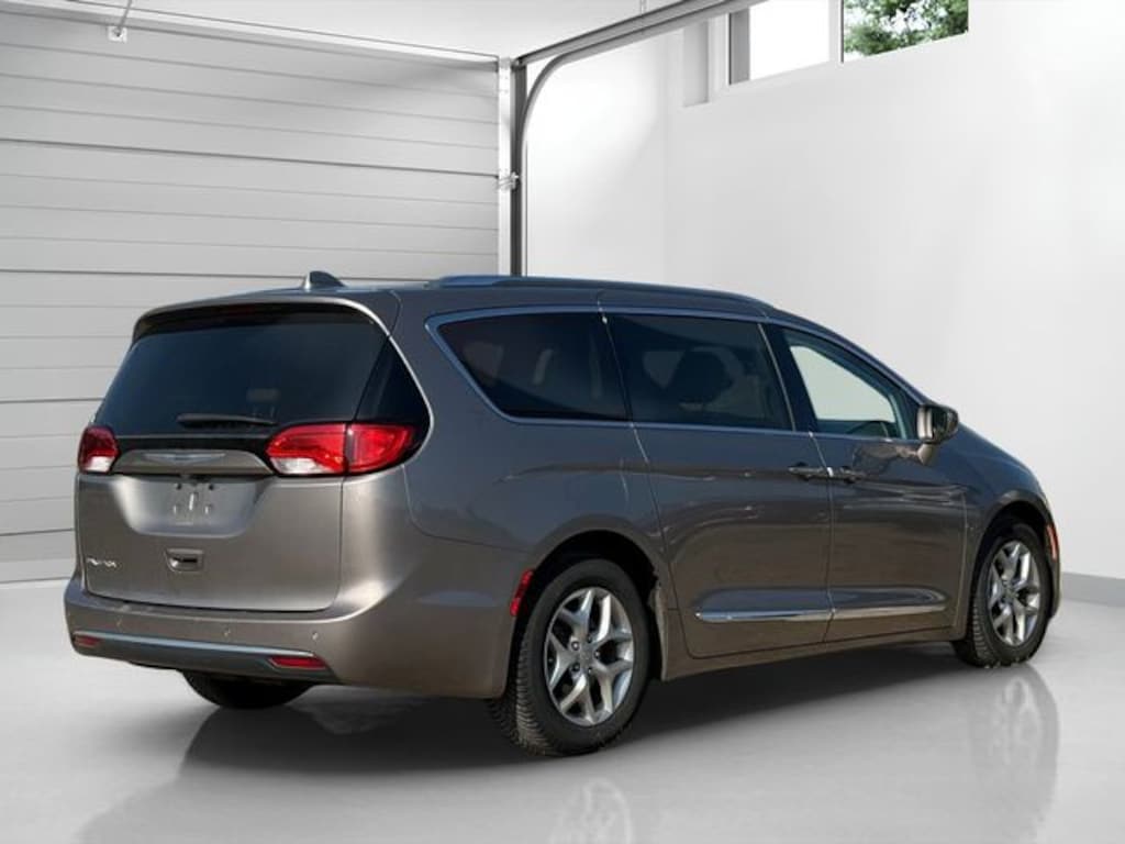 Used 2018 Chrysler Pacifica Touring L Plus Minivan/Van