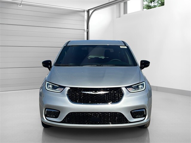 2026 Chrysler Pacifica photo 2