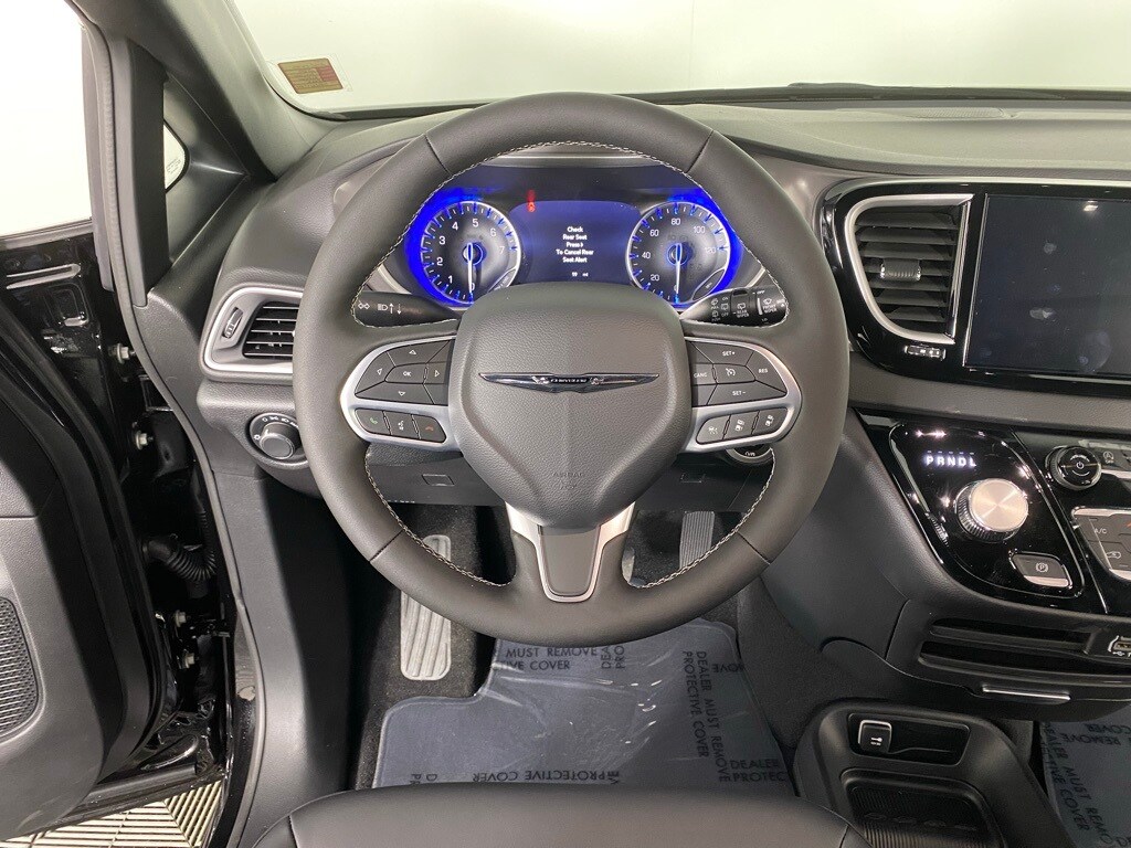 2025 Chrysler Voyager LX photo 4