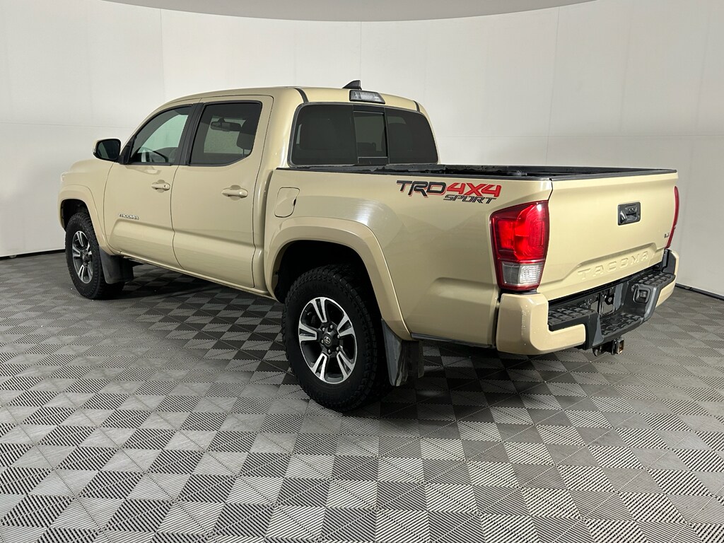 2017 Toyota Tacoma TRD Sport V6 photo 3