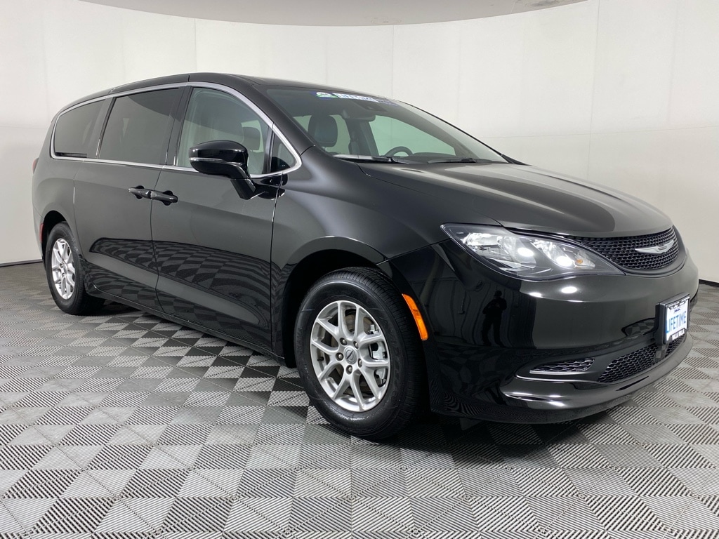 2025 Chrysler Voyager LX