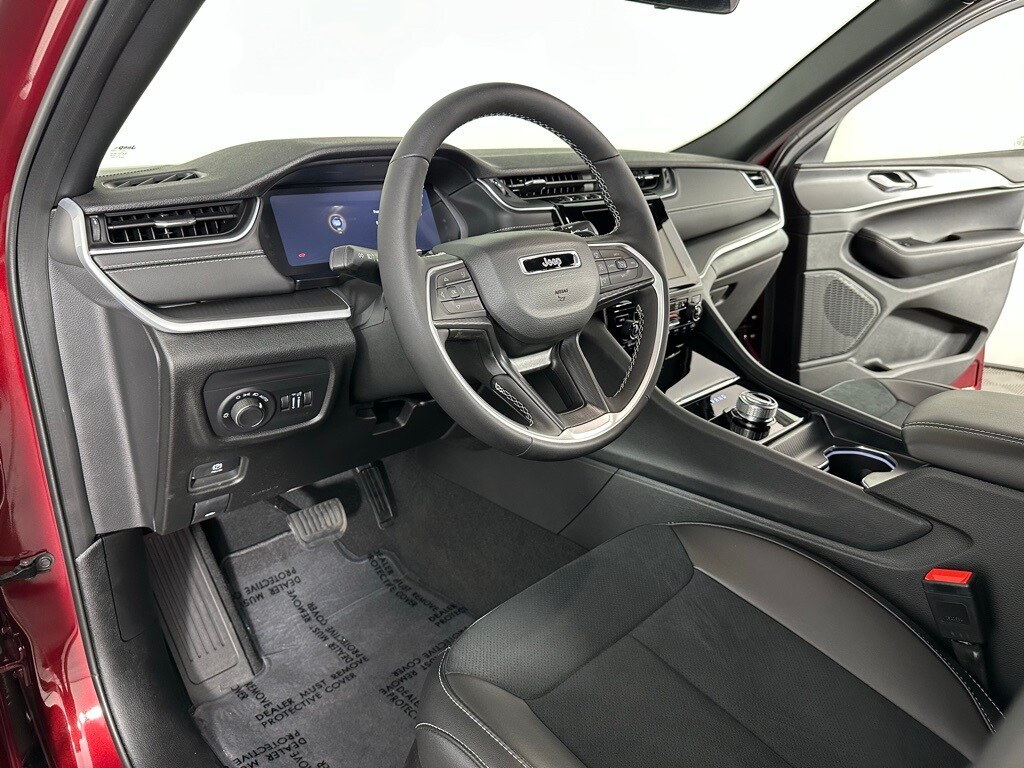 2025 Jeep Grand Cherokee Altitude photo 2