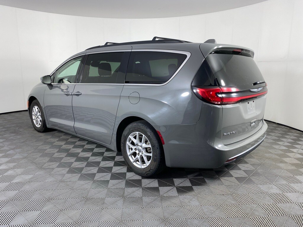 2022 Chrysler Pacifica Touring L photo 2