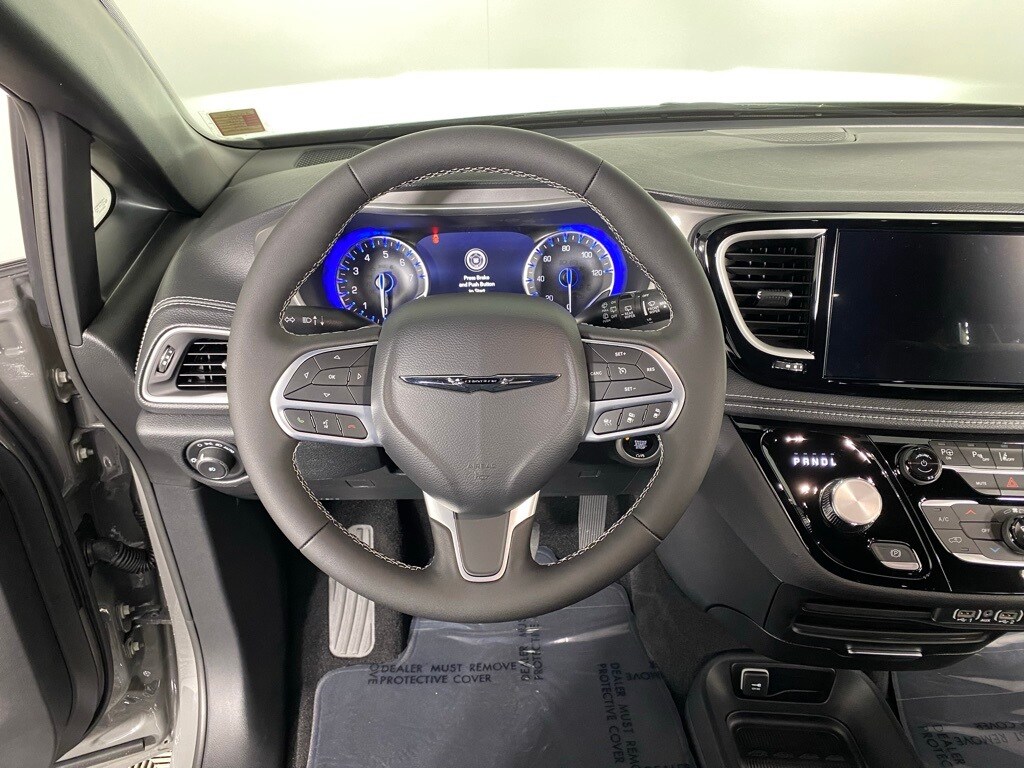 2025 Chrysler Pacifica photo 4