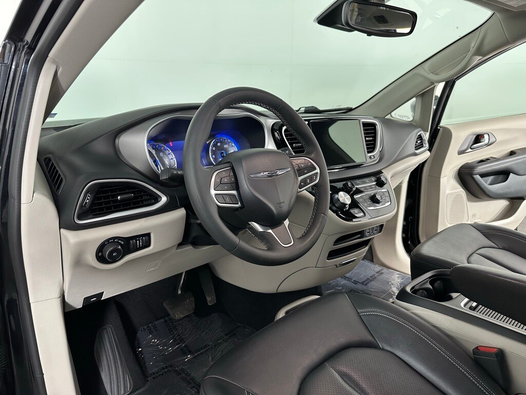 2024 Chrysler Pacifica Touring L photo 2