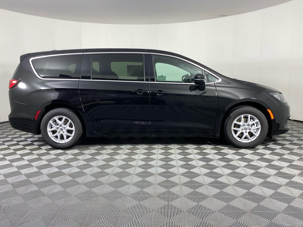 2025 Chrysler Voyager LX - Photo 23