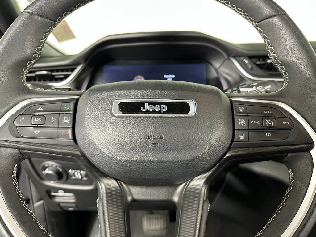 2023 Jeep Grand Cherokee Laredo photo 3