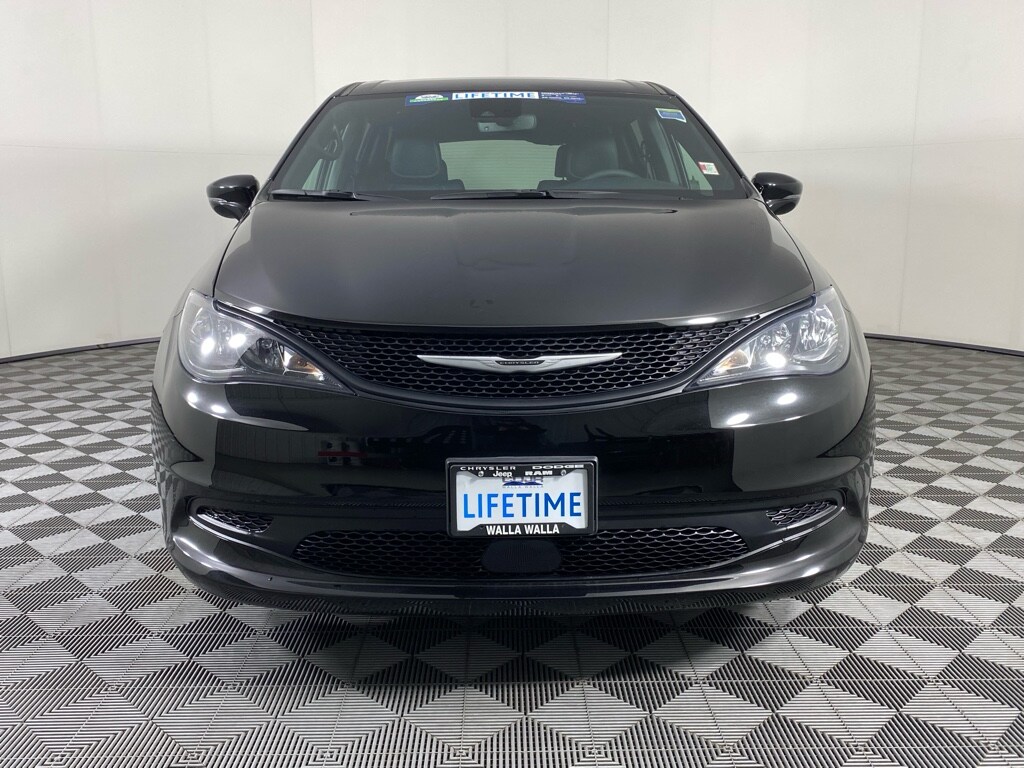 2025 Chrysler Voyager LX - Photo 16