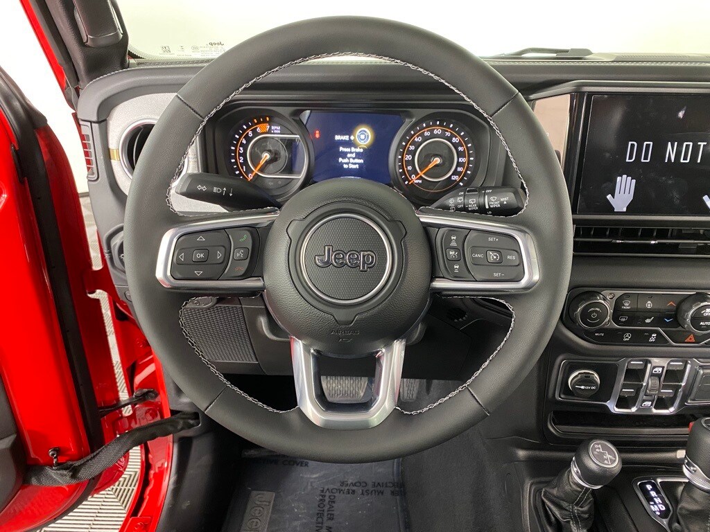 2025 Jeep Wrangler Sahara photo 4
