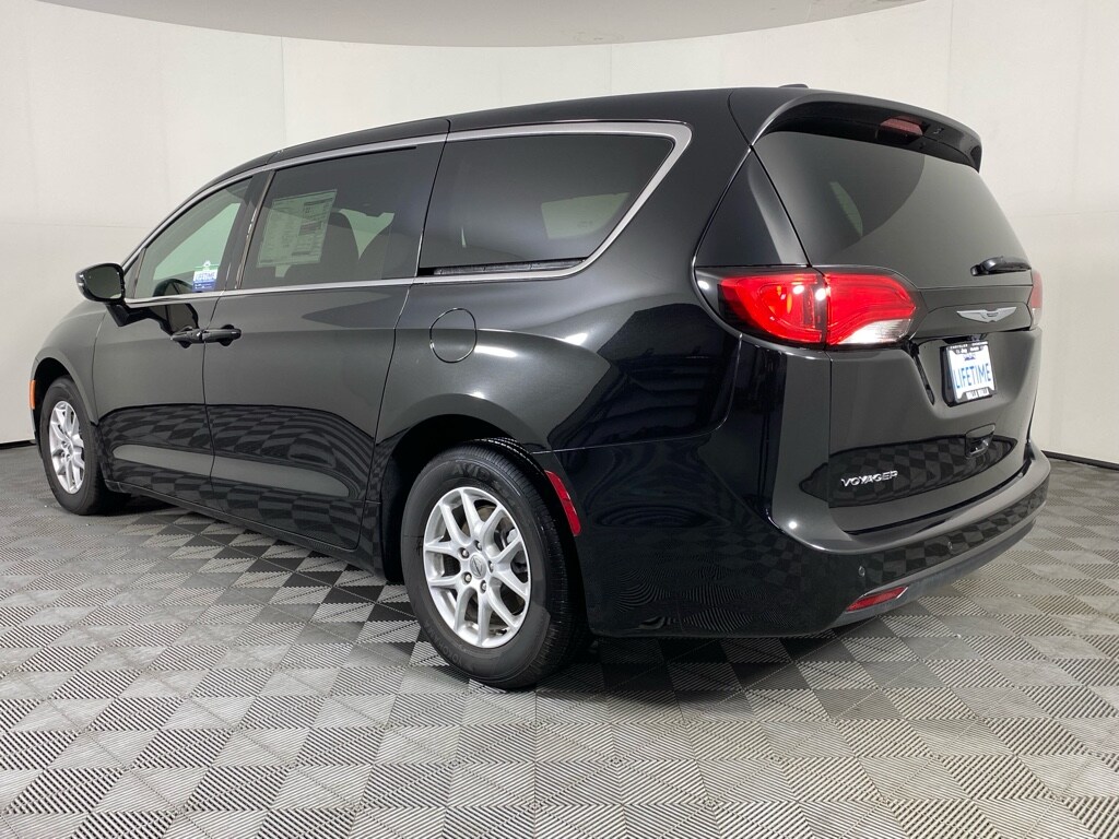 2025 Chrysler Voyager LX - Photo 21