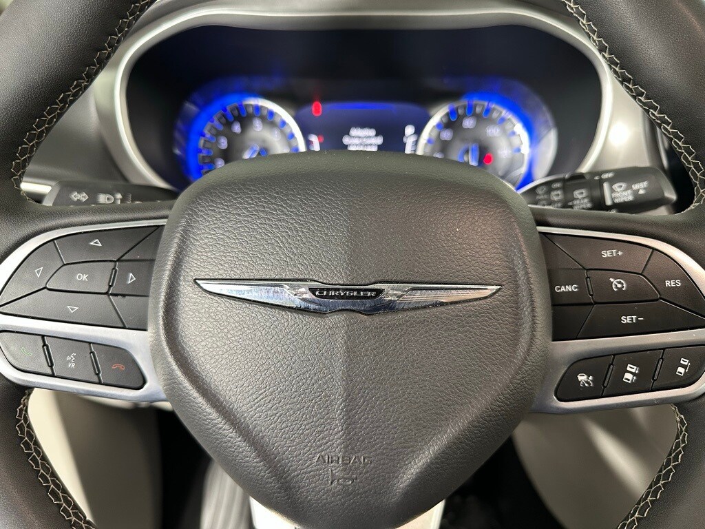 2024 Chrysler Pacifica Touring L photo 3