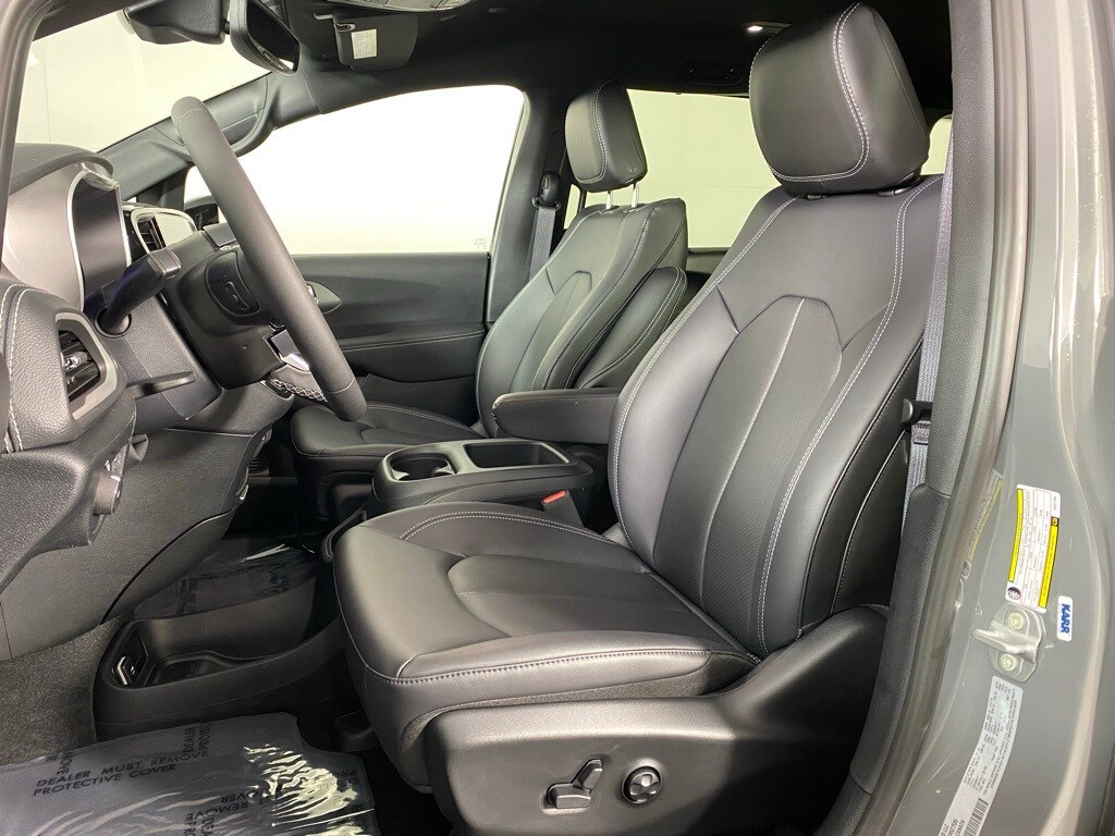 2025 Chrysler Pacifica photo 3