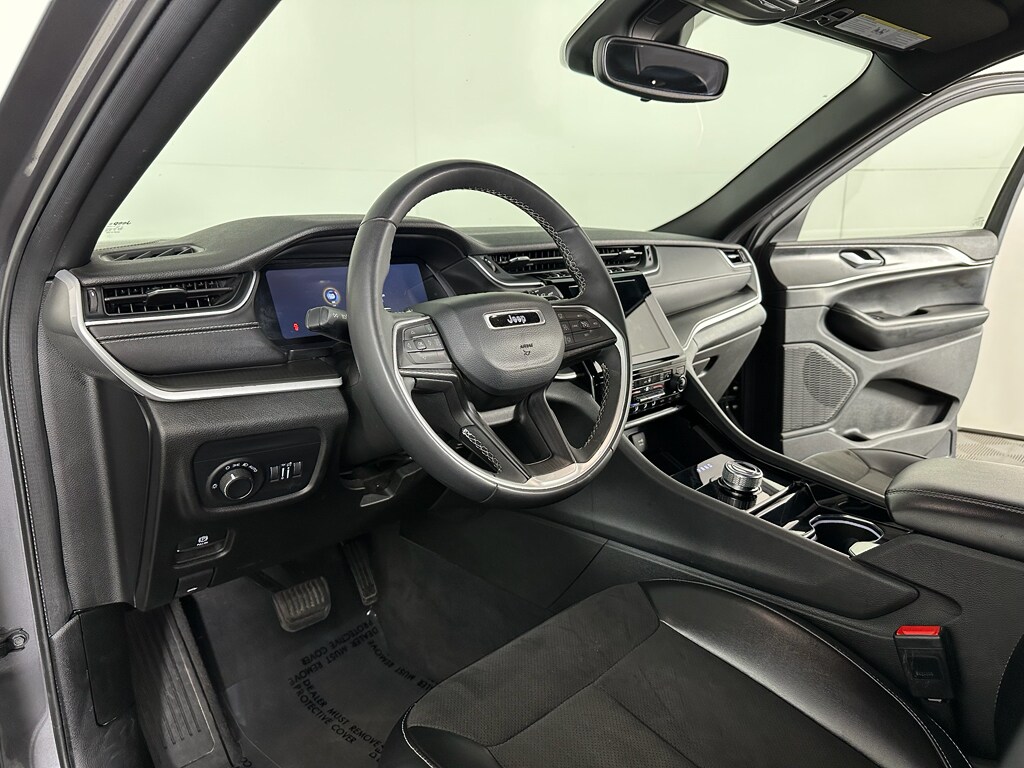 2023 Jeep Grand Cherokee Laredo photo 2