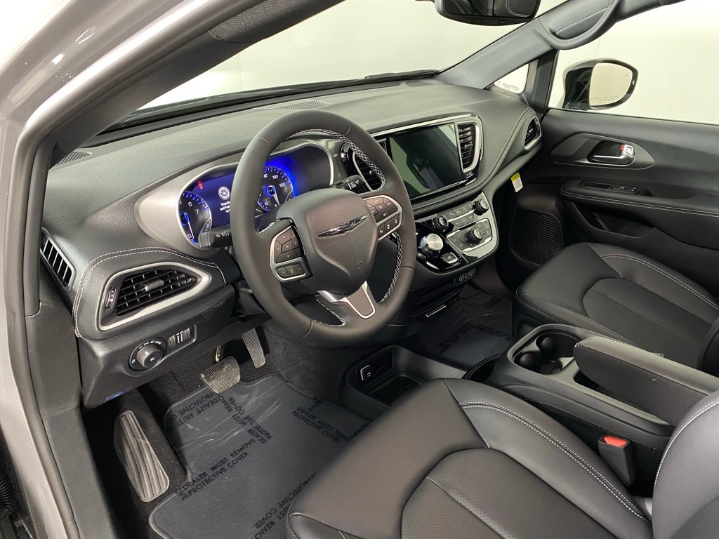 2025 Chrysler Pacifica photo 2