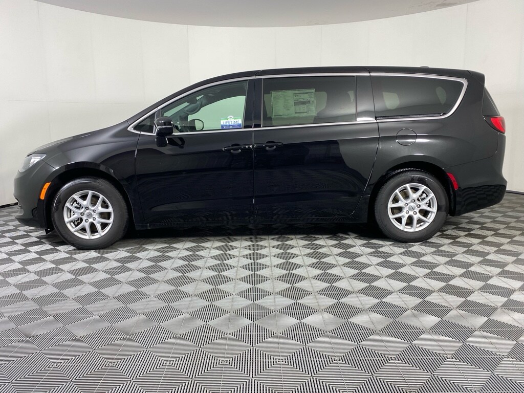 2025 Chrysler Voyager LX - Photo 18