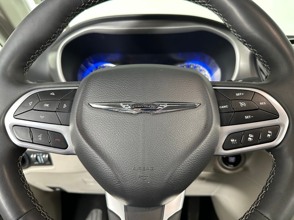 2022 Chrysler Pacifica Touring L photo 3