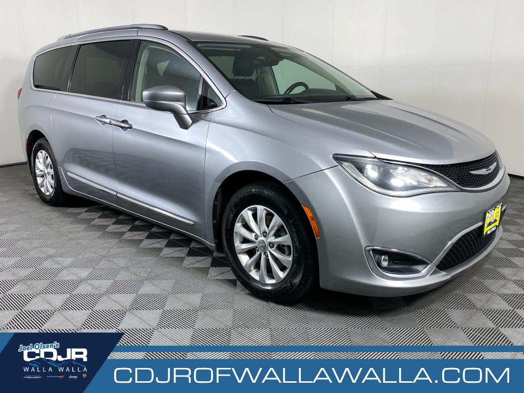 2018 Chrysler Pacifica Touring L's photo