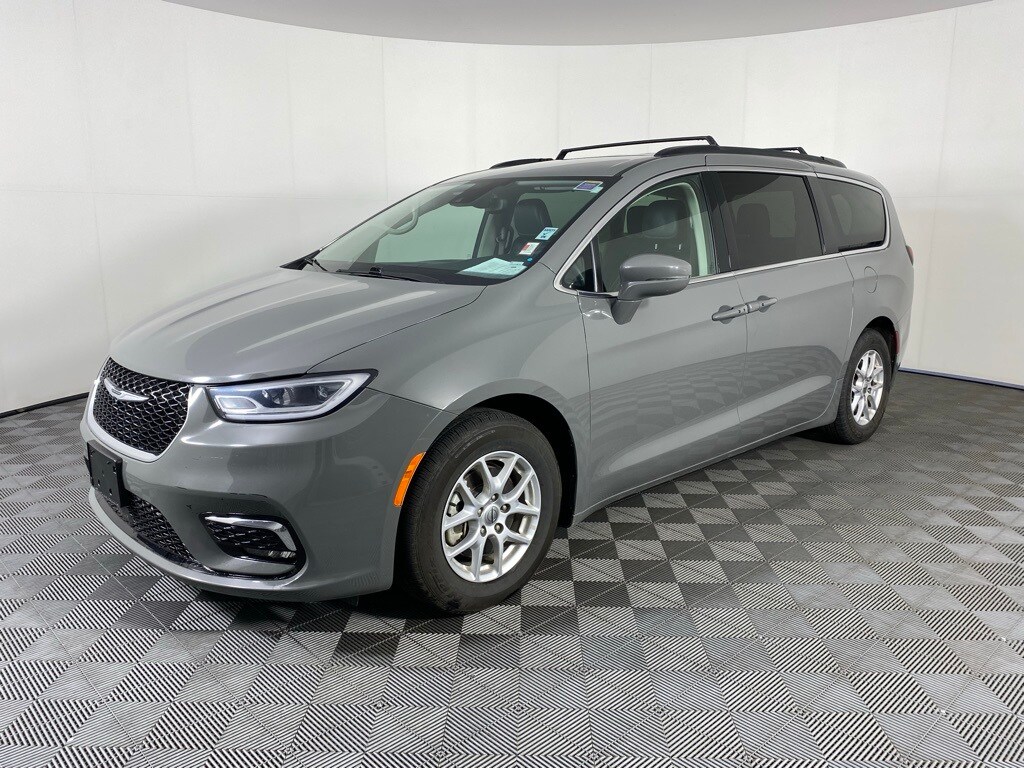 2022 Chrysler Pacifica Touring L photo 3