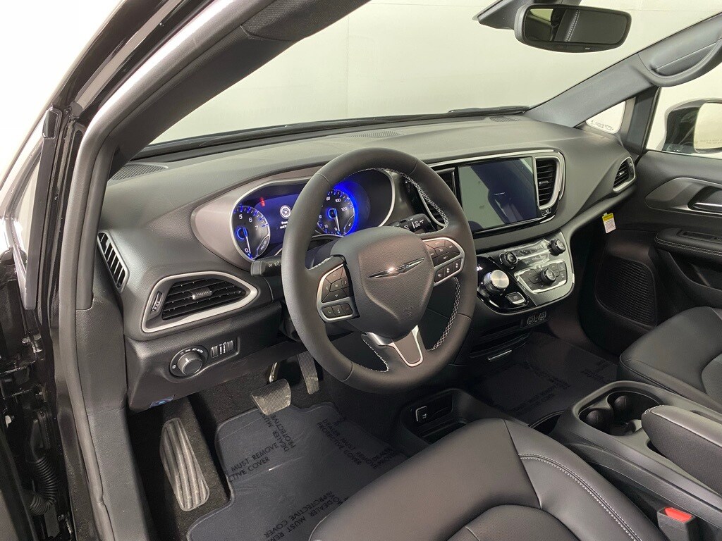 2025 Chrysler Voyager LX photo 2