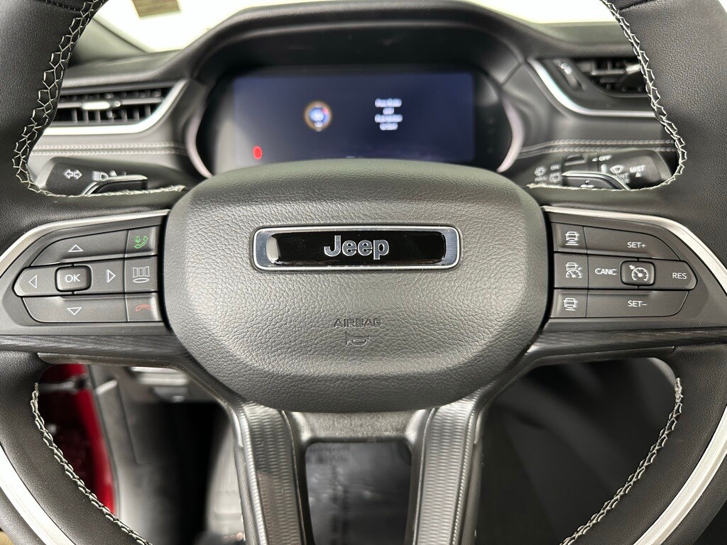 2025 Jeep Grand Cherokee Altitude photo 3