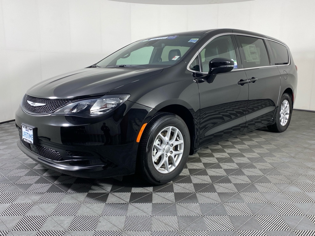 2025 Chrysler Voyager LX - Photo 17