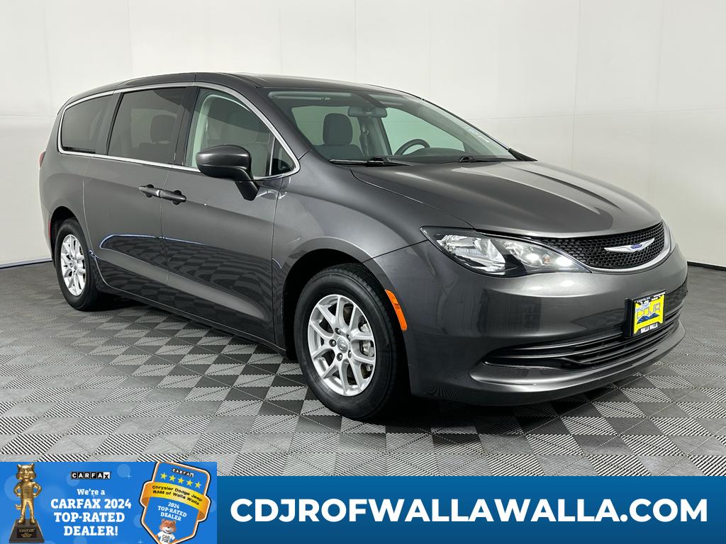2019 Chrysler Pacifica LX's photo