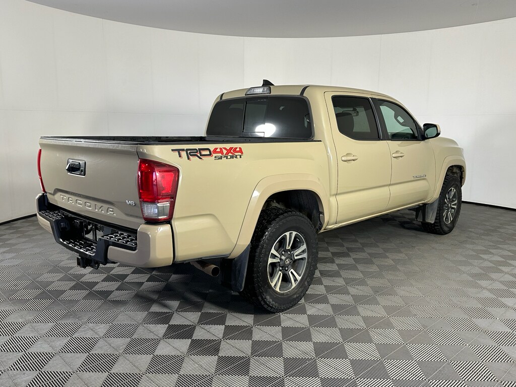 2017 Toyota Tacoma TRD Sport V6 photo 2